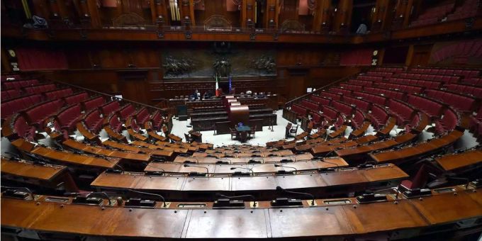 Der leere Saal der italienischen Abgeordnetenkammer in Rom. Der leere Saal der italienischen Abgeordnetenkammer in Rom.