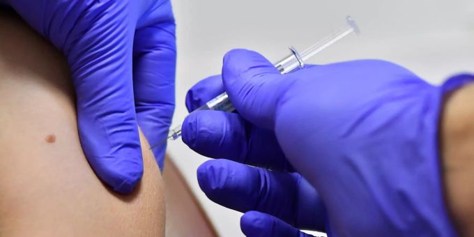 Der Bundesrat hat das 3-Phasen-Modell beschlossen. Eine Person wird gegen das Coronavirus geimpft. (Symbolbild) impfen arbeitszeit bundesrat