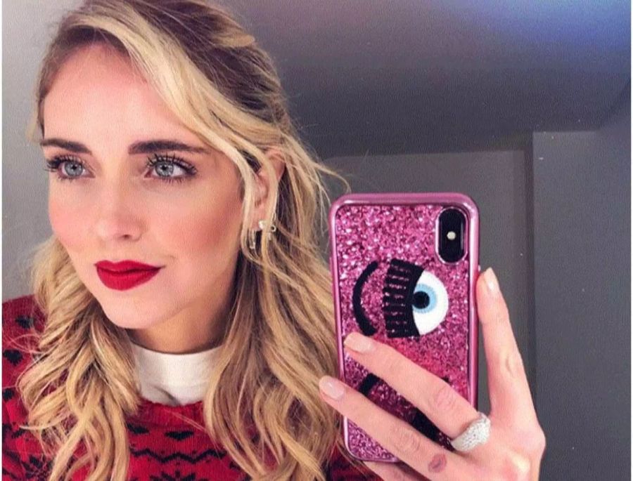 Chiara Ferragni schiesst ein Foto von sich.