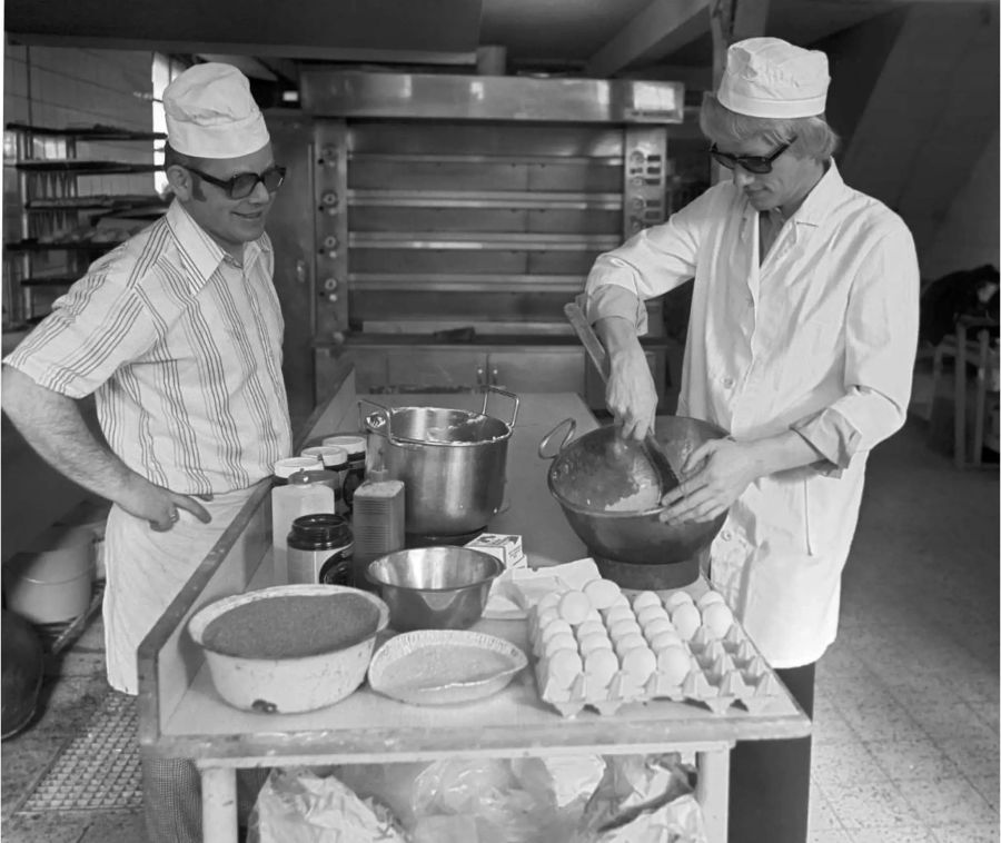 Volksmusiksänger Heino (r) rührt in einer Bäckerei in der Eifelgemeinde einen Teig an.