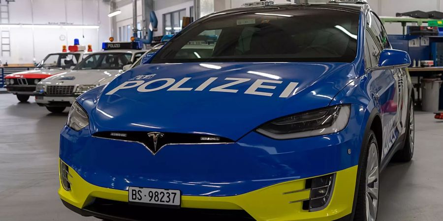 Ein Tesla X 100D Polizeifahrzeug, Bestandteil der erneuerten Flotte der Kantonspolizei Basel-Stadt.