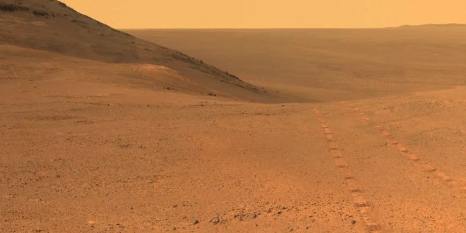 Das von der US-Weltraumbehörde Nasa veröffentliche Bild zeigt eine Landschaft auf dem Mars – und Spuren vom Rover Opportunity.