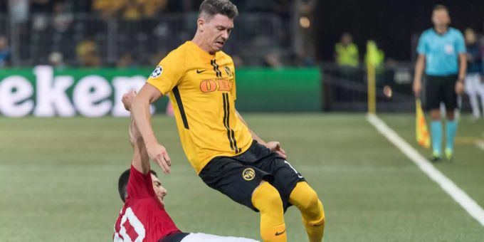Christian Fassnacht zieht grosses Interesse auf sich. Christian Fassnacht in einem Zweikampf im Spiel zwischen YB und Manchester United.