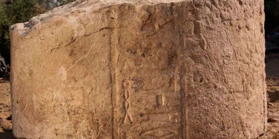 Das Foto zeigt einen Teil einer Steinplatte, die bei einer Grabung im östlichen Kairoer Stadtteil Al-Matarija entdeckt wurde.