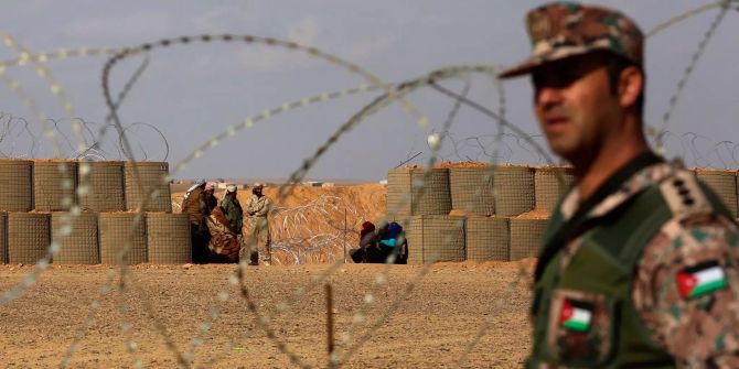 Ein jordanischer Soldat steht an der Grenze zu Syrien, nahe des Flüchtlingslagers Rukban.