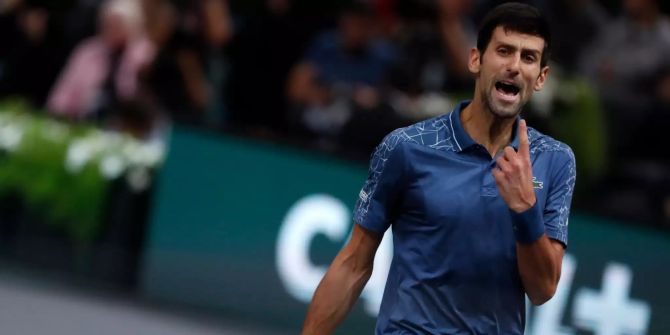 Novak Djokovic schreit beim Final in Paris vor Frust.