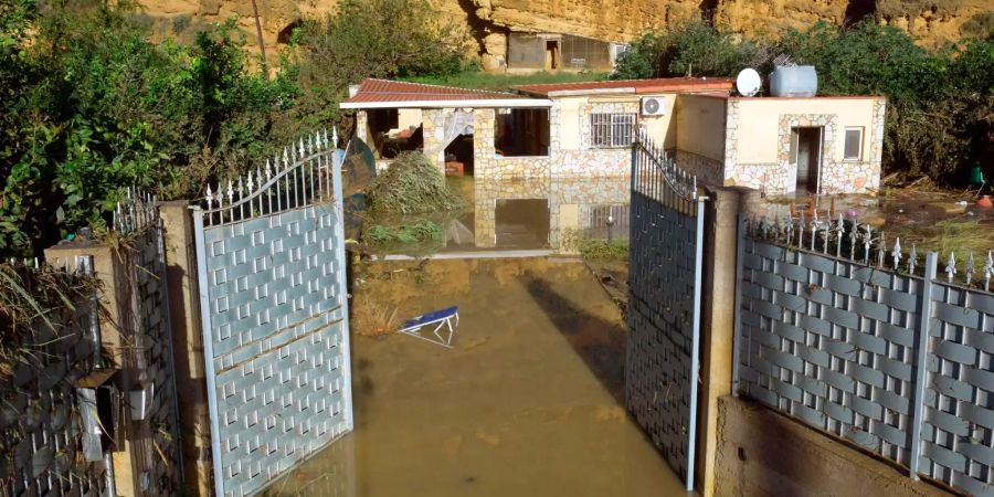 Der Blick auf ein überflutetes Landhaus, in dem neun Menschen in Casteldaccia bei Palermo (I) ihr Leben verloren.