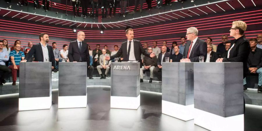 Moderator Jonas Projer, Mitte, spricht neben Olivier Kessler, Kurt Fluri, Gregor Rutz und Edith Graf, von links, während der Aufzeichnung der Sendung «Arena».