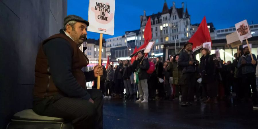 Zahlreiche Menschen demonstrieren gegen das Bettelverbot.