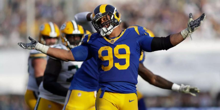 Selbst wenn die Offense der Los Angeles Rams einmal nicht auf dem gewohnt hohen Niveau spielt, findet das Team von Coach Sean McVay einen Weg zum Sieg. Gegen die Green Bay Packers gelingt dies vor allem dank den Special Teams und der Defense. Beim Stand von 0:10 holt Punkter Johnny Hekker mit einem Pass ein First Down heraus. Später puntet er bis zur gegnerischen 1-Yard-Linie, dort erzwingt die Verteidigung um Aaron Donald einen Safety. Und am Schluss erzwingt das Kicking Team den entscheidenden Turnover – die Rams gewinnen 29:27 und sind Topfavorit auf den Super Bowl.