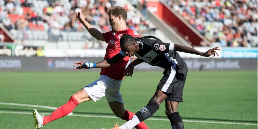 Assan Ceesay (r.) gegen Roy Gelmi vom FC Thun.