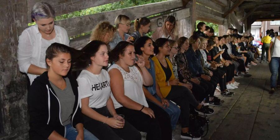 Coiffeure knoten die Haare von 33 Frauen zusammen.