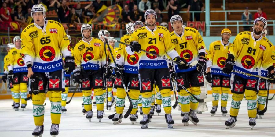 Die Spieler des SC Bern feiern ihren 1:5-Auswärtssieg bei Rappi.