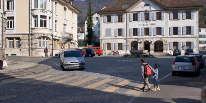 Kinder überqueren eine Strasse in Moutier (Symbolbild). Unfall