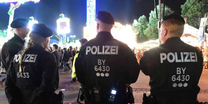 Polizisten sind auf dem Oktoberfest zu sehen. Das grösste Volksfest der Welt dauert vom 22.09. bis zum 07.10.2018. Polizisten sind auf dem Oktoberfest zu sehen. Das grösste Volksfest der Welt dauert vom 22.09. bis zum 07.10.2018.