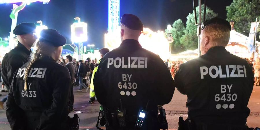 Polizisten sind auf dem Oktoberfest zu sehen. Das grösste Volksfest der Welt dauert vom 22.09. bis zum 07.10.2018.