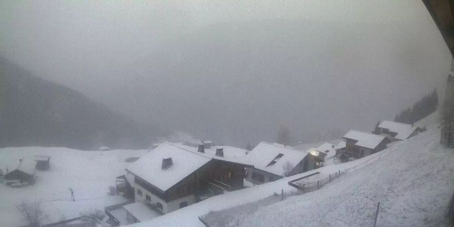 Davos GR ist am Montagmorgen unter einen dünnen Schneedecke aufgewacht.