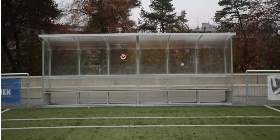 Ersatzbank auf einem Fussballfeld. (Symbolbild)