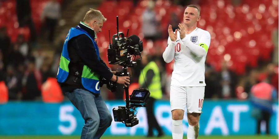 Englands Wayne Rooney (r) applaudiert nach dem Spiel den Fans im Wembley-Stadion.