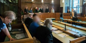 Die «Kudamm»-Raser sitzen in einem Gerichtssaal.