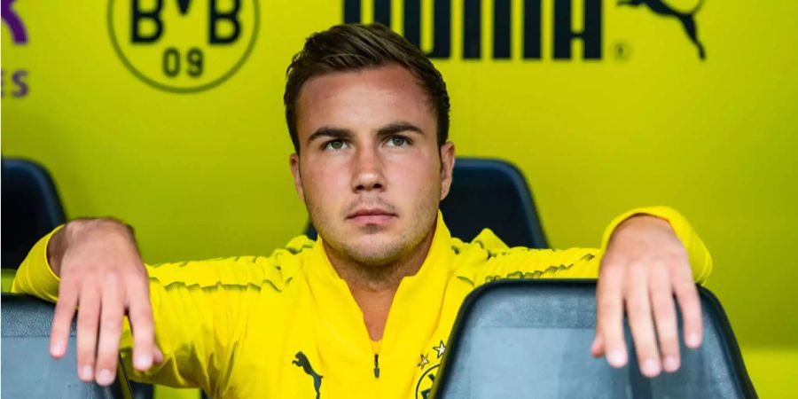 1. Spieltag im Signal Iduna Park. Dortmunds Mario Götze sitzt auf der Ersatzbank.