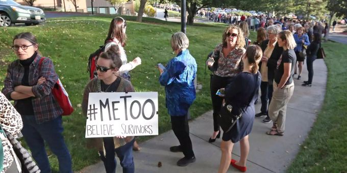 Menschen stehen Schlange, um die Frauenrechtlerin Anita Hill an der University of Utah sprechen zu hören. MeToo