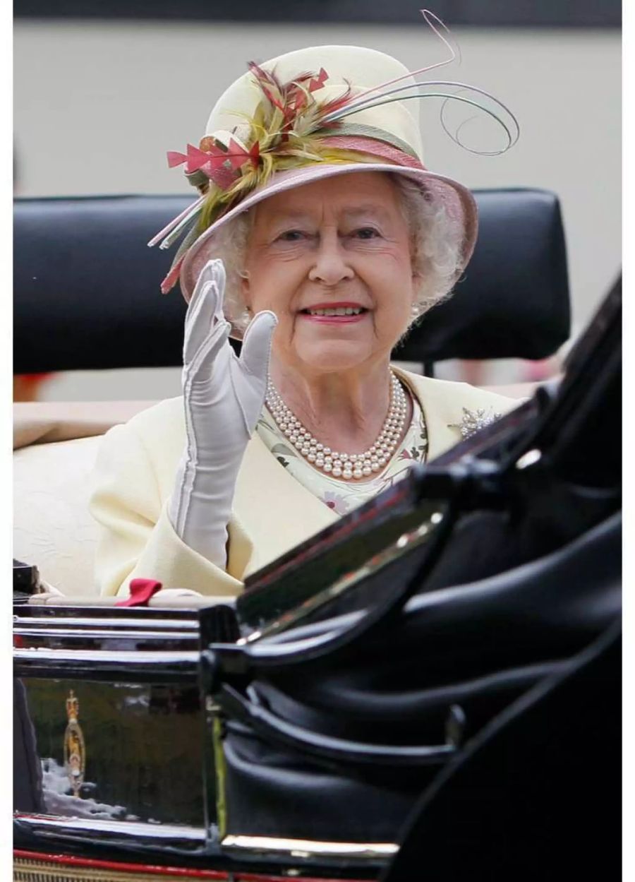 Die Queen winkt am Ascot-Pferderennen im Juni 2011 aus der Kutsche heraus dem britischen Volk zu.