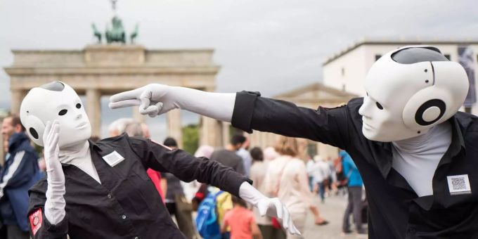Zwei Darsteller in einer roboterähnlichen Verkleidung duellieren sich spielerisch bei einer Demonstration gegen militärische Killerroboter in Berlin. Zwei Darsteller in einer roboterähnlichen Verkleidung duellieren sich spielerisch bei einer Demonstration gegen militärische Killerroboter in Berlin.
