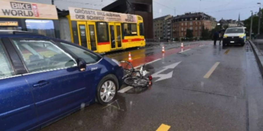 Das Polizeifoto des Unfalls auf der Münchensteinerbrücke (BS).