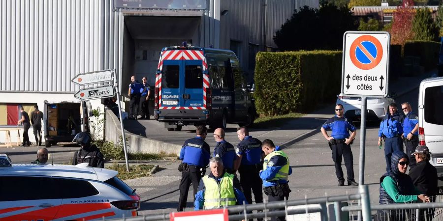 Polizisten haben am Montag in Mont-sur-Lausanne eine Grossaktion gegen mutmassliche Drogenhändler durchgeführt.