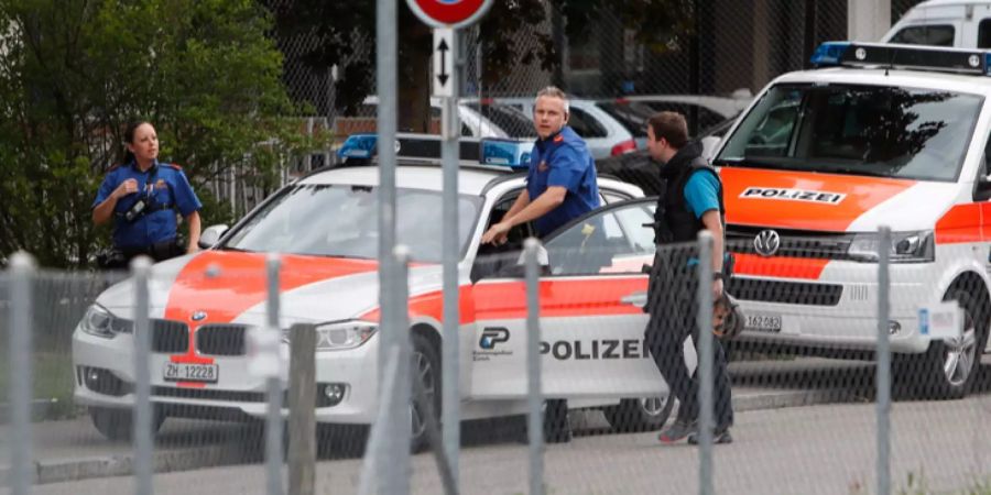 Mitarbeiter der Kantonspolizei Zürich im Einsatz.