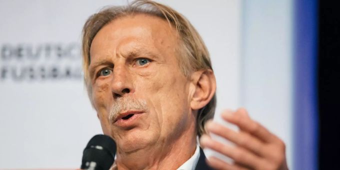 Fussballtrainer Christoph Daum sitzt auf dem Podium des Internationalen Trainer-Kongresses vom Bund Deutscher Fussball-Lehrer.