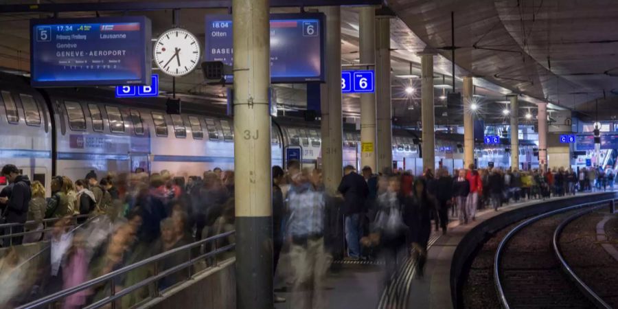 Dutzende Reisende begeben sich auf den Perrons des Berner Hauptbahnhofs zu ihren Zügen.