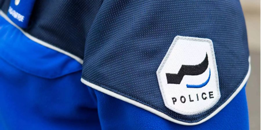 Das Logo der Kantonspolizei Freiburg auf einer Uniform der Polizei.