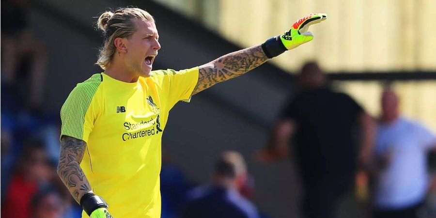 Der Goalie des FC Liverpool, Loris Karius, gestikuliert bei einem Testspiel gegen den FC Chester.