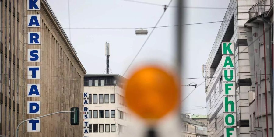 Filialen der Kaufhäuser von Karstadt und Kaufhof stehen sich in Düsseldorf gegenüber.