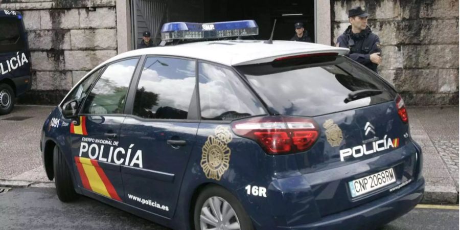 Ein Auto der spanischen Polizei ist im Einsatz. (Symbolbild)