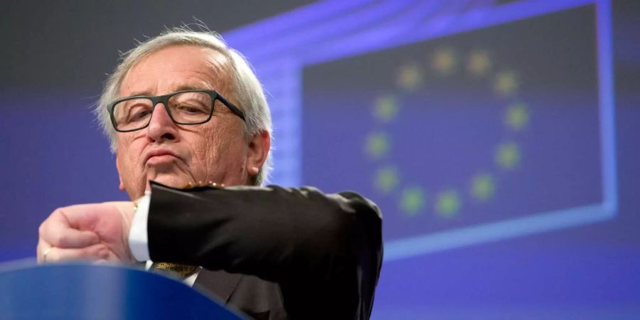 Jean-Claude Juncker, Kommissionspräsident der EU, schaut am Ende einer Pressekonferenz auf seine Uhr.