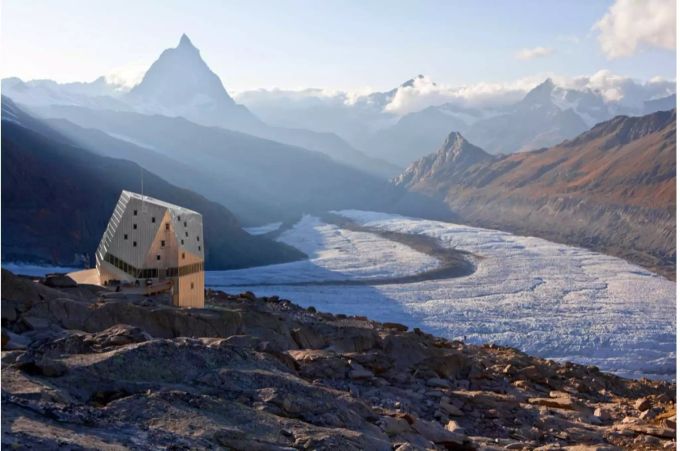 Die Monte Rosa Hütte. Die Monte Rosa Hütte.