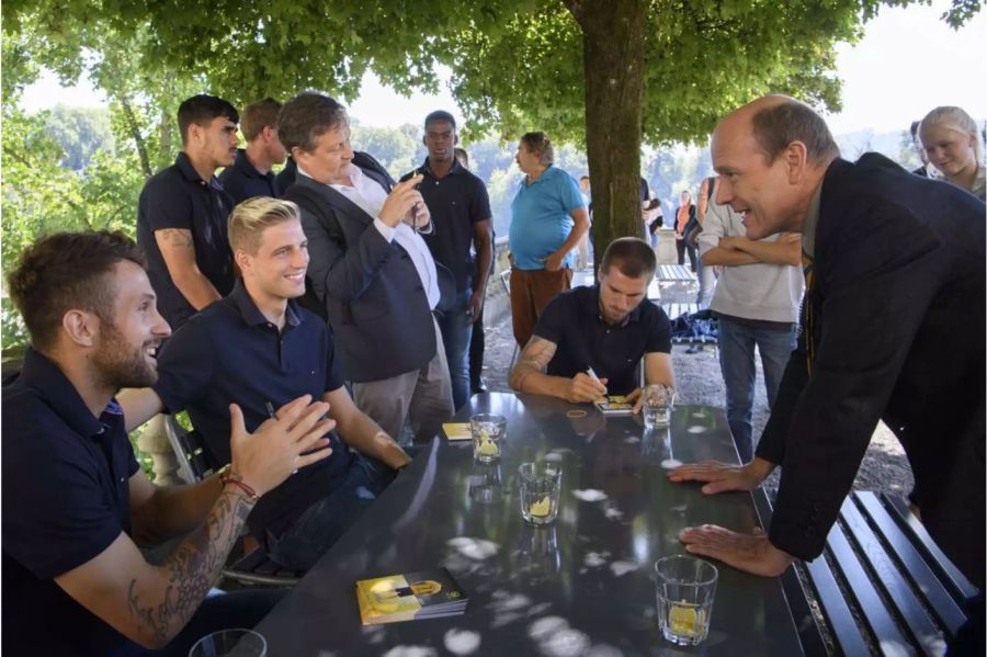 Die Mitglieder des Berner Gemeinderats haben die Spieler des BSC YB zu einem Apero empfangen - Keystone