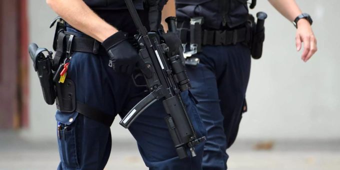Ein Polizist mit einer Maschinenpistole, wie sie in Oerlikon getragen wurden. (Symbolbild) Oerlikon Polizei