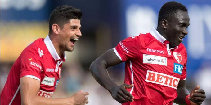 Moussa Djitte (rechts) und Branco Raphael Rossi zeigen sich nach dem Spiel zwischen Sion und Lausanne erleichtert. Moussa Djitte (rechts) und Branco Raphael Rossi zeigen sich nach dem Spiel zwischen Sion und Lausanne erleichtert.