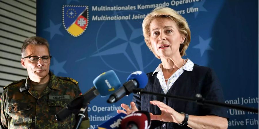 Ursula von der Leyen (CDU), Bundesverteidigungsministerin, gibt in der Wilhelmsburg-Kaserne in Ulm ein Statement ab, während im Hintergrund Generalleutnant Jürgen Knappe steht.