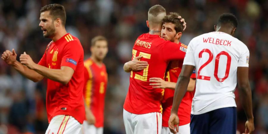 Englands Danny Wellbeck lässt den Kopf hängen, die Spanier feiern den 2:1-Sieg gegen England in der Nations League.