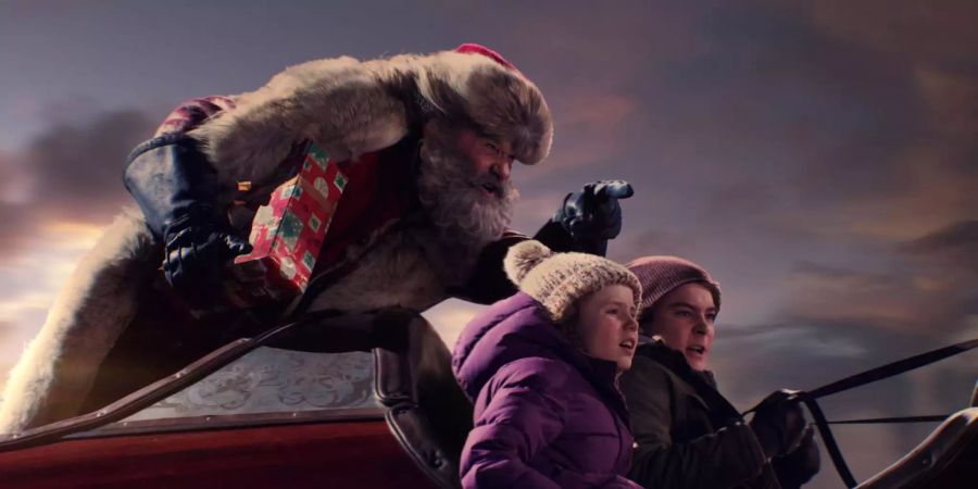 In «The Christmas Chronicles» wird der Weihnachtsmann (Kurt Russell) von Kate (Darby Camp) und Teddy (Judah Lewis) unterstützt