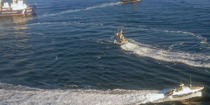 Ukrainische Marineboote fahren an der Halbinsel Krim in der Nähe der Meerenge zum Asowschen Meer in Gewässern, die von Russland beansprucht werden. Zwischen Russland und der Ukraine kam es in dem Seegebiet um die Meerenge zwischen dem Schwarzen und dem Asowschen Meer zu Zwischenfällen. Ukrainische Marine in von Russland beanspruchten Gewässern