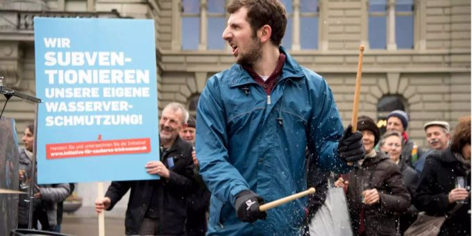 Initianten der «F»-Initiative während eines Flashmobs bei der Einreichung der Initiative in Bern. Initianten der «F»-Initiative während eines Flashmobs bei der Einreichung der Initiative in Bern.