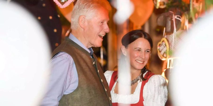 Bill Clinton witzelt mit einer Wiesn-Besucherin.