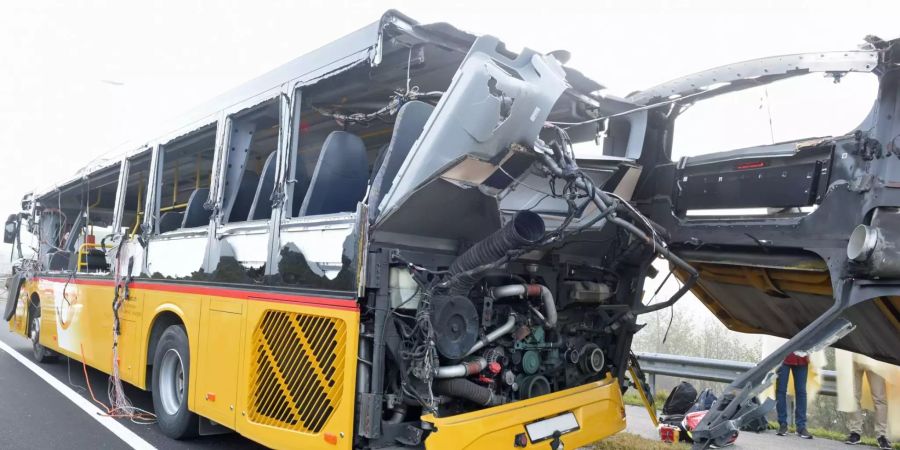 Ein Postauto erlitt bei einer Kollision mit einem Lastwagen bei Escholzmatt LU einen Totalschaden.