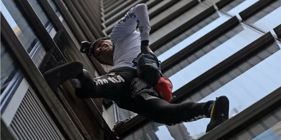 Alain Robert klettert ein Londoner Hochhaus hoch.